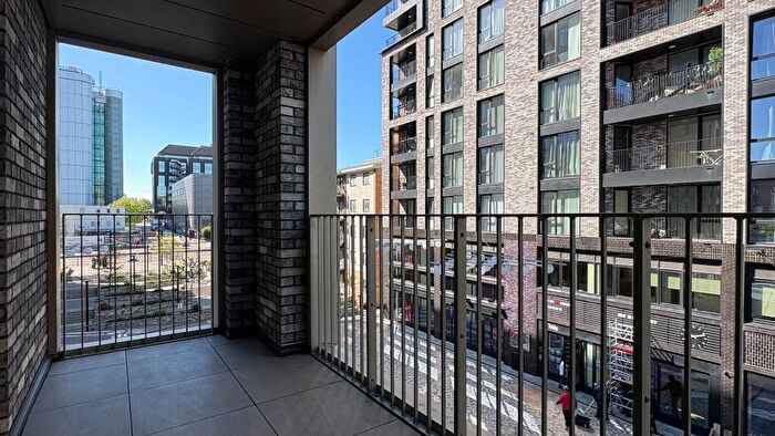 2 Bedroom Apartment To Rent In New Village Avenue, London, E14