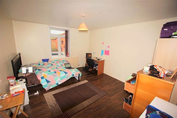 2 Bedroom Flat To Rent In Bristol Road, Selly Oak, Birmingham, B29