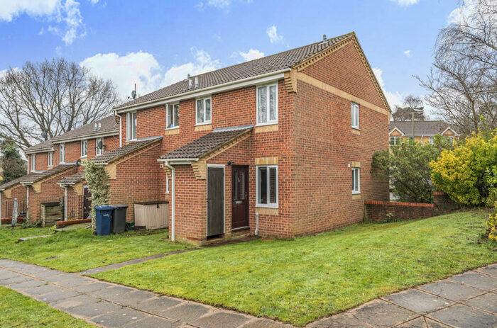 1 Bedroom Maisonette To Rent In Carters Walk, Farnham, Surrey, GU9