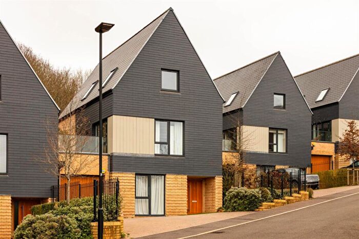 4 Bedroom Link Detached House For Sale In Hawthorn Way, Redhill, RH1