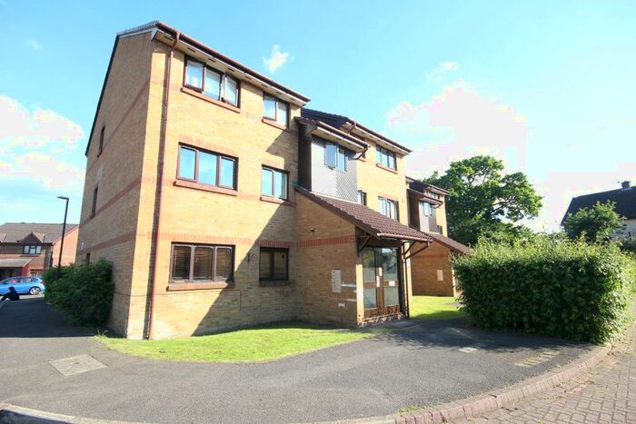 2 Bedroom Flat To Rent In Littlebrook Avenue, Slough, SL2