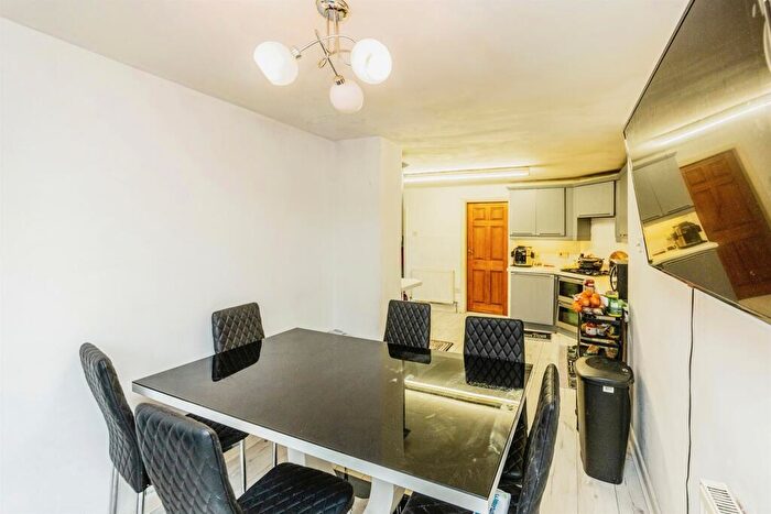 2 Bedroom Semi-Detached House For Sale In Gleanings Avenue, Halifax, HX2