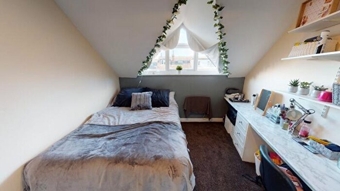 10 Bedroom Semi-Detached House To Rent In Ebberston Terrace, Hyde Park, Leeds, LS6