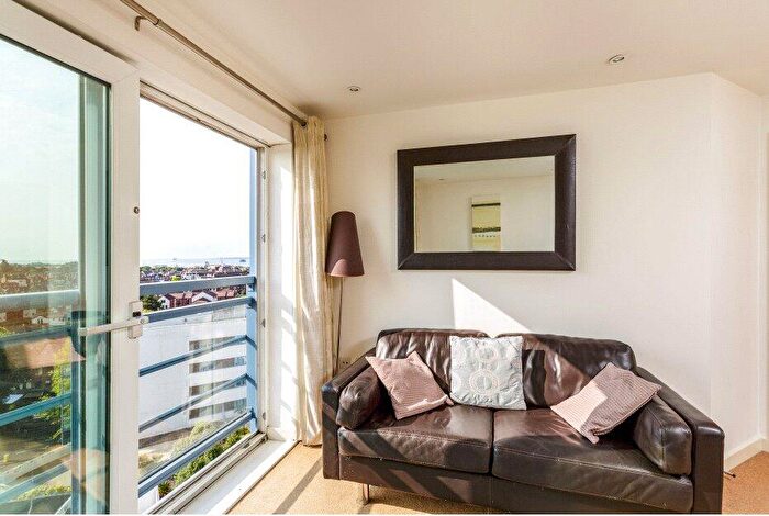 1 Bedroom Flat To Rent In The Crescent, Gunwharf Quays, Portsmouth, PO1
