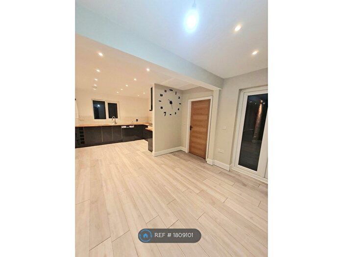 3 Bedroom Bungalow To Rent In Redhill Road, Arnold, NG5