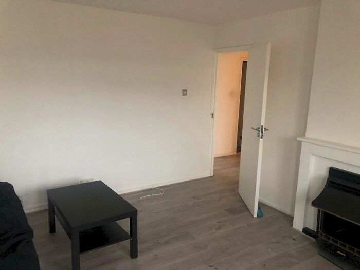 3 Bedroom Flat To Rent In Shoot Up Hill, London, NW2