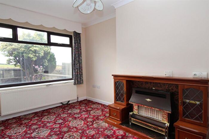 3 Bedroom Semi Detached House To Rent In Stoney Ridge Avenue, Bradford, BD9