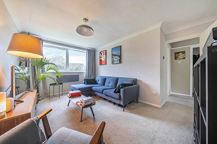 1 Bedroom Flat For Sale In Rossiter Lodge, Rosetrees, Guildford, Surrey, GU1