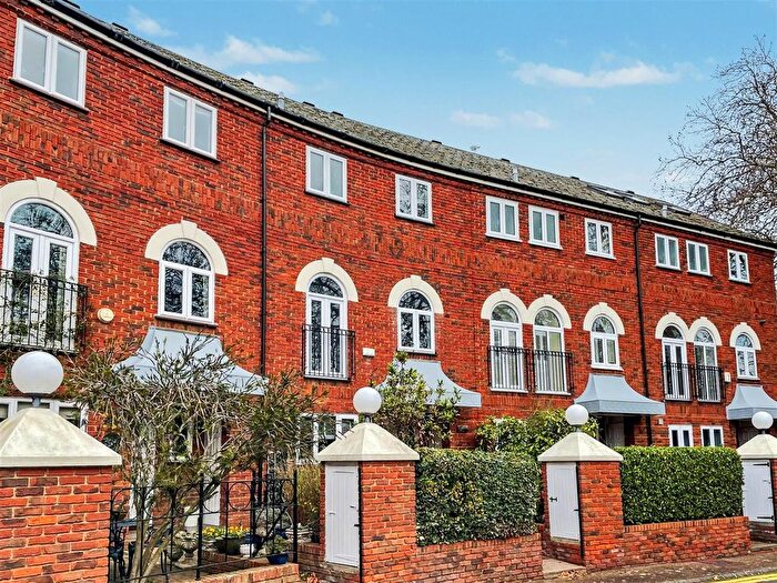 3 Bedroom Town House For Sale In Duckmill Crescent, Bedford, MK42