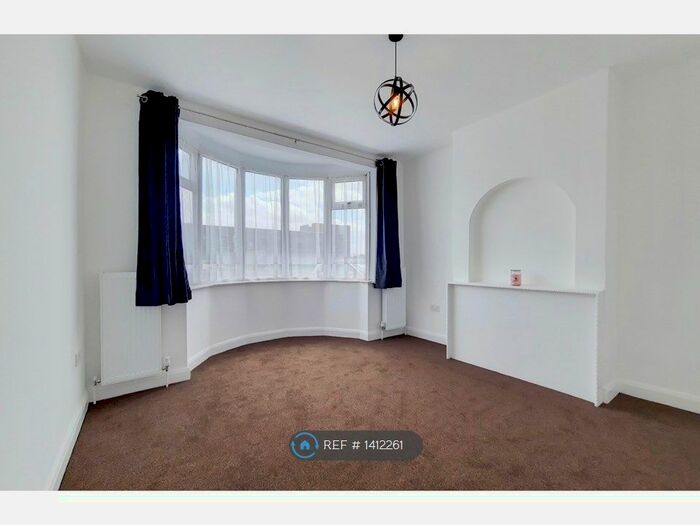 4 Bedroom Terraced House To Rent In New North Road, Ilford, IG6