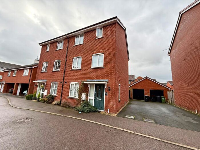 4 Bedroom Town House To Rent In Renner Croft, Dunstable, LU6