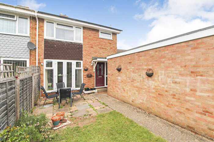 3 Bedroom Semi Detached House For Sale In Wheathouse Close, Bedford, MK41