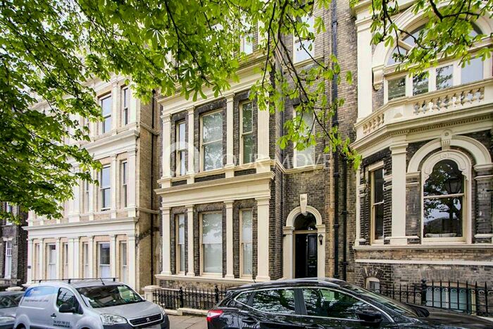 2 Bedroom Flat To Rent In Castle Hill, Rochester, Kent, ME1