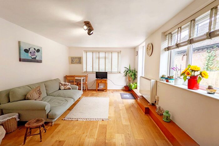 2 Bedroom Flat To Rent In A High Street, Billingshurst, West Sussex, RH14