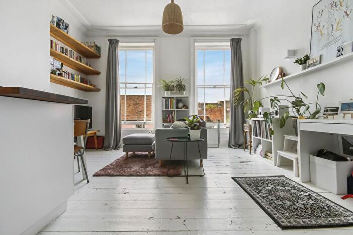 1 Bedroom Flat For Sale In Bedroom First Floor Flat In Chichester, PO19
