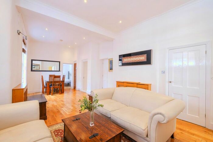 3 Bedroom Maisonette To Rent In Venn Street, London, SW4