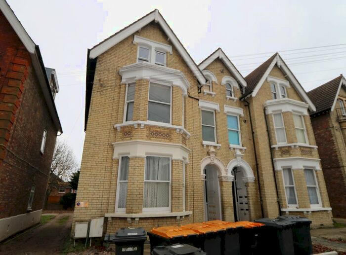 1 Bedroom Flat To Rent In Chaucer Road, Bedford, MK40