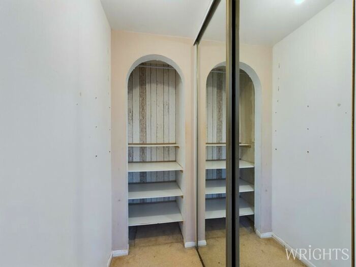 2 Bedroom Apartment For Sale In Tudor Close, Hatfield, AL10