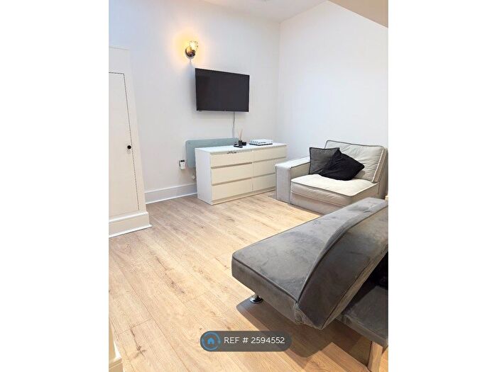 1 Bedroom Flat To Rent In Tudor House, Brighouse, HD6
