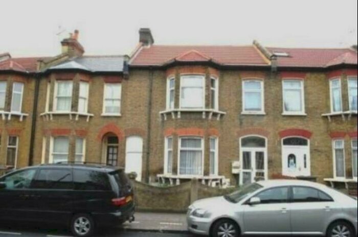 3 Bedroom Flat To Rent In Stopford Road, : Bed Bath, E13