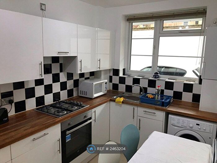 2 Bedroom Flat To Rent In Damien Court, London, E1