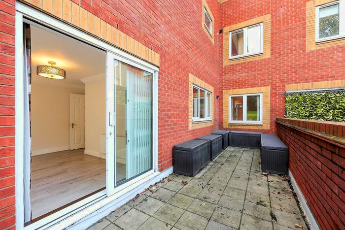2 Bedroom Flat To Rent In Coliseum Court, Regents Park Road, London, N3