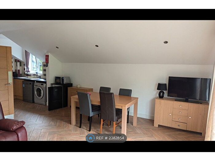 3 Bedroom Flat To Rent In London Road, High Wycombe, HP11