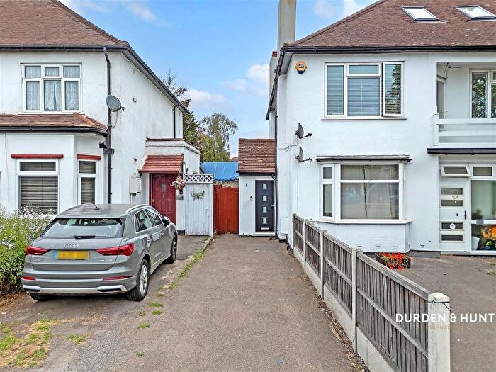 3 Bedroom Maisonette For Sale In Southend Arterial Road, Hornchurch, RM11