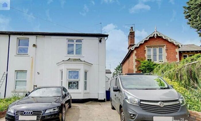 1 Bedroom Maisonette For Sale In B Long Lane, London, N2