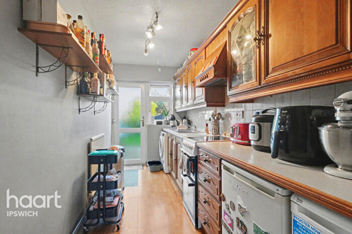 3 Bedroom Semi-Detached House For Sale In Vincent Close, Ipswich, IP1