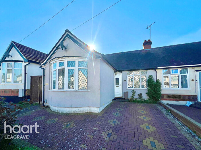 4 Bedroom Semi-Detached Bungalow For Sale In Atherstone Road, Luton, LU4