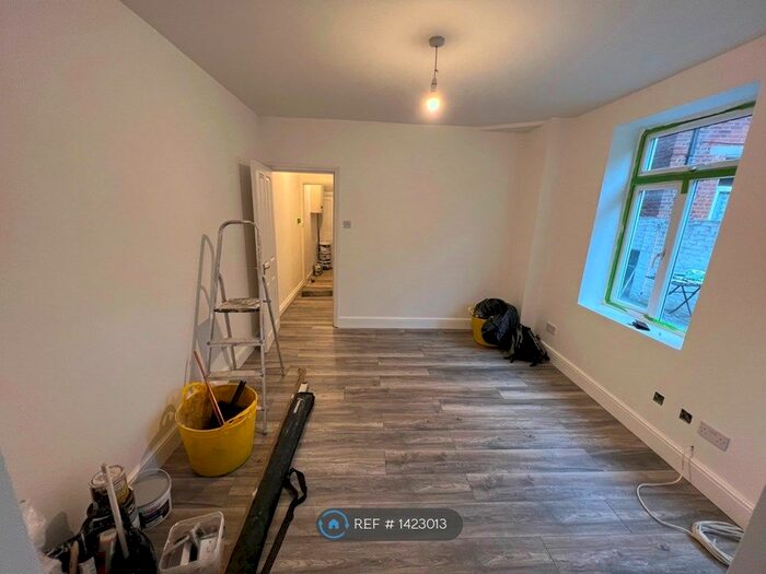 Studio To Rent In Walm Lane, London, NW2