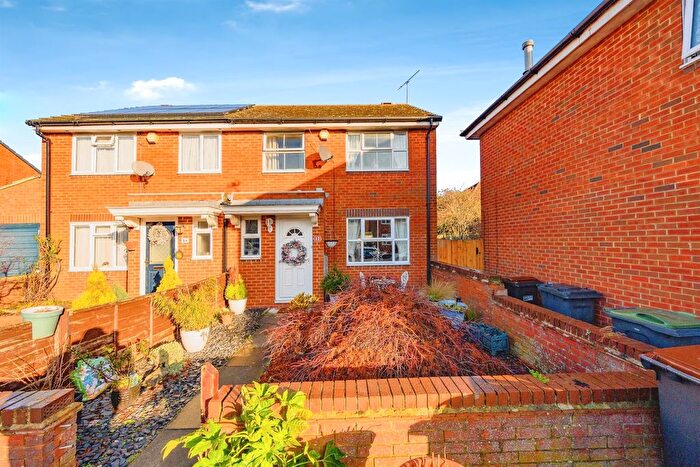 3 Bedroom Semi Detached House For Sale In Whitwell Close, Luton, LU3