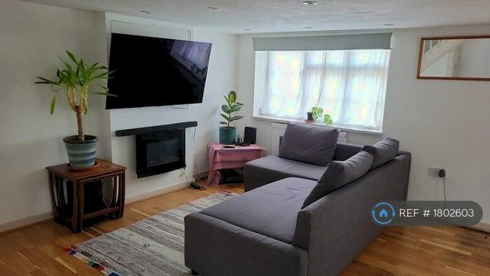 2 Bedroom End Of Terrace House To Rent In The Grove, Reading, RG1