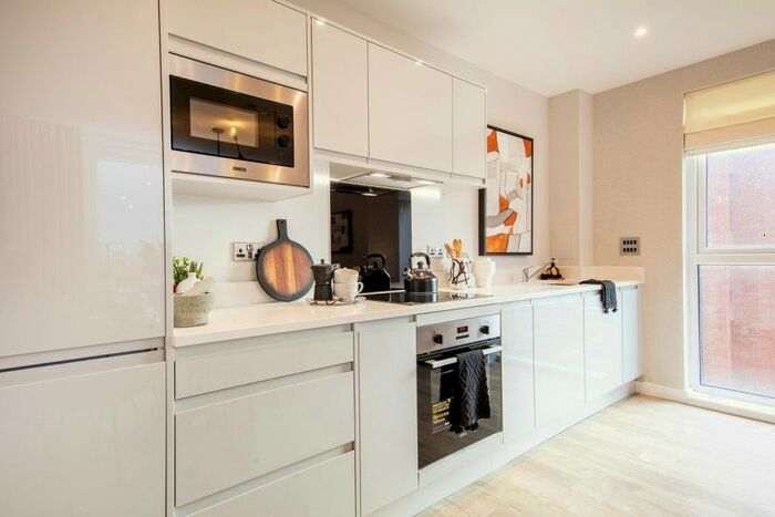 2 Bedroom Flat For Sale In Chailey Place, Hayes, UB3
