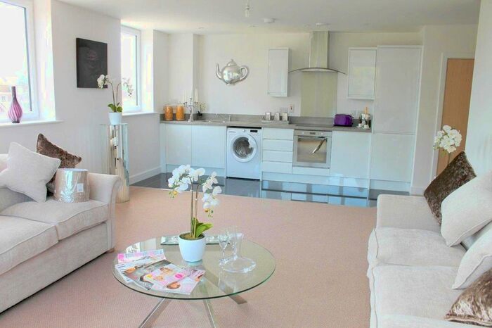 2 Bedroom Flat To Rent In Cantelupe Road, East Grinstead, RH19