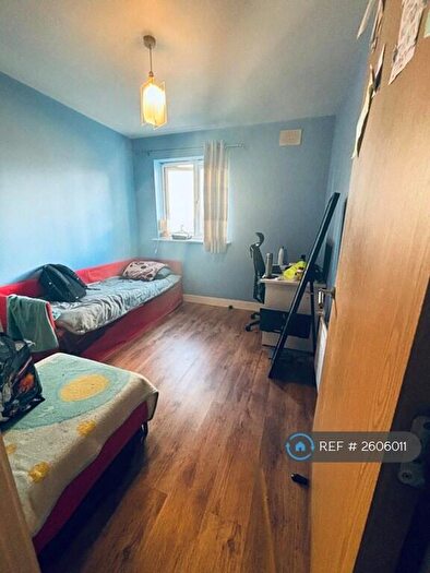 2 Bedroom Flat To Rent In Aspects Court, Slough, SL1