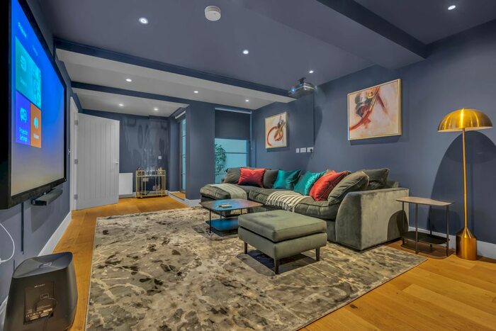 2 Bedroom Flat To Rent In Park Lane, London, W1K