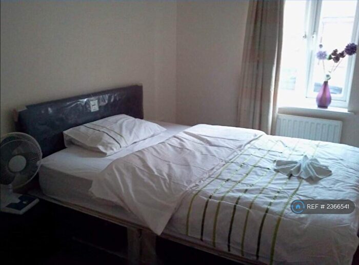 2 Bedroom Flat To Rent In Brunel Crescent, Swindon, SN2