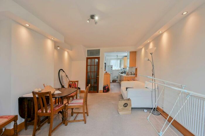 3 Bedroom Flat To Rent In South Lambeth Road, Stockwell, London, SW8
