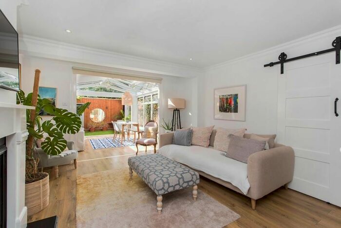 3 Bedroom Flat To Rent In Wandsworth Bridge Road, London, SW6