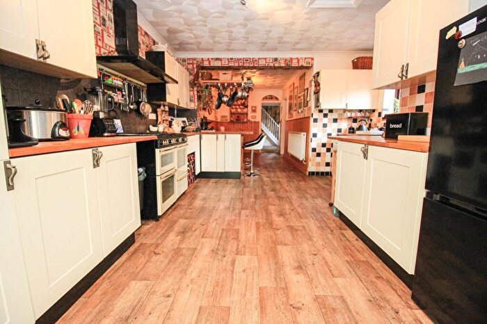 3 Bedroom Semi-Detached House For Sale In Pinegrove Road, Sholing, SO19
