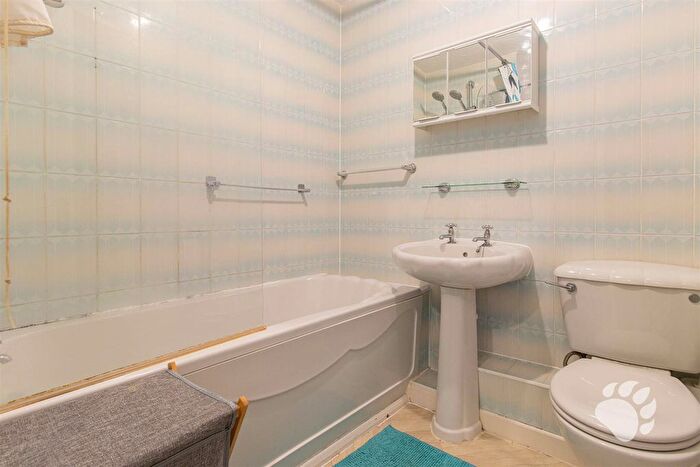 2 Bedroom Flat For Sale In Copperfields, Laindon, SS15