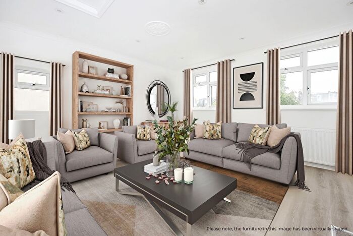 3 Bedroom Flat To Rent In Chestnut Road, London, SW20