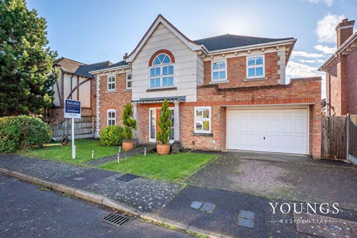 4 Bedroom Detached House For Sale In George Close, Canvey Island, SS8