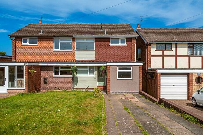 3 Bedroom Semi-Detached House For Sale In Elmwood Road, Wordsley, DY8