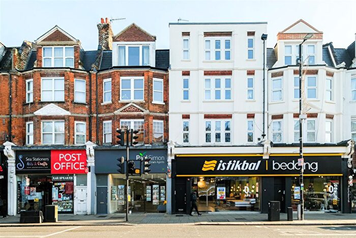 3 Bedroom Flat To Rent In Green Lanes, Grand Parade, London, N4