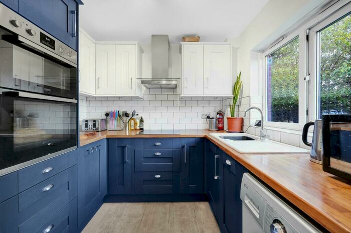 2 Bedroom Flat To Rent In Brymay Close, London, E3