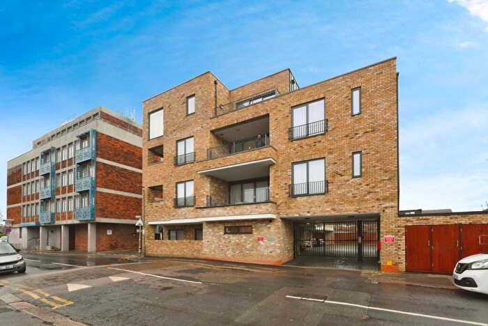 3 Bedroom Flat For Sale In Swanfield Road, Waltham Cross, Hertfordshire, EN8