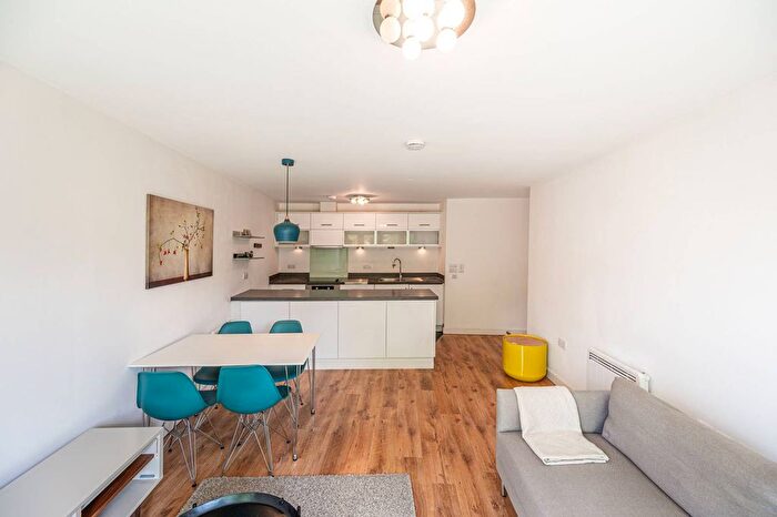 2 Bedroom Flat To Rent In Friern Barnet Road, Friern Barnet, London, N11